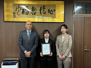 生命科学・化学専攻2年 河合 星奈さん(中央)