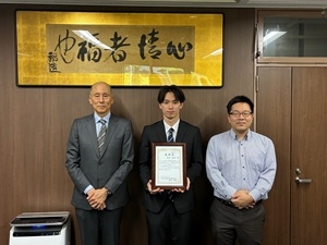 国際連携食品科学技術専攻2年 由迫 政登さん(中央)