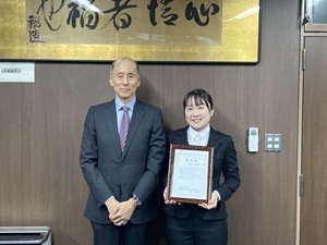 生命科学・化学専攻1年　隠岐 優佳さん（右）