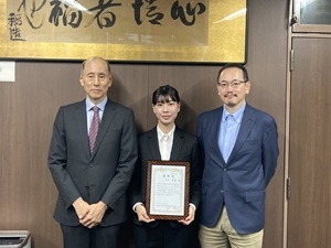 生命科学・化学専攻1年　田中 日陽さん（中央）