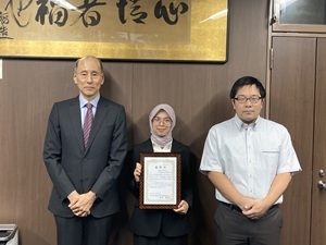 生命科学・化学専攻1年（受賞時）　NISA VINKA NURUL HAYATIさん（中央）