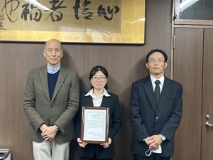 生物生産環境科学専攻1年 田中 ひなたさん(中央)