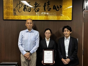 生命科学・化学専攻2年 山本 ひなたさん(中央)